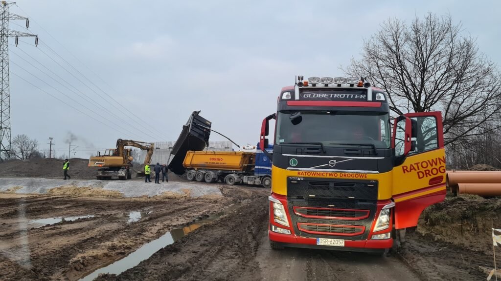 Laweta Kąty Wrocławskie transportująca uszkodzony pojazd, profesjonalna pomoc drogowa w okolicy.