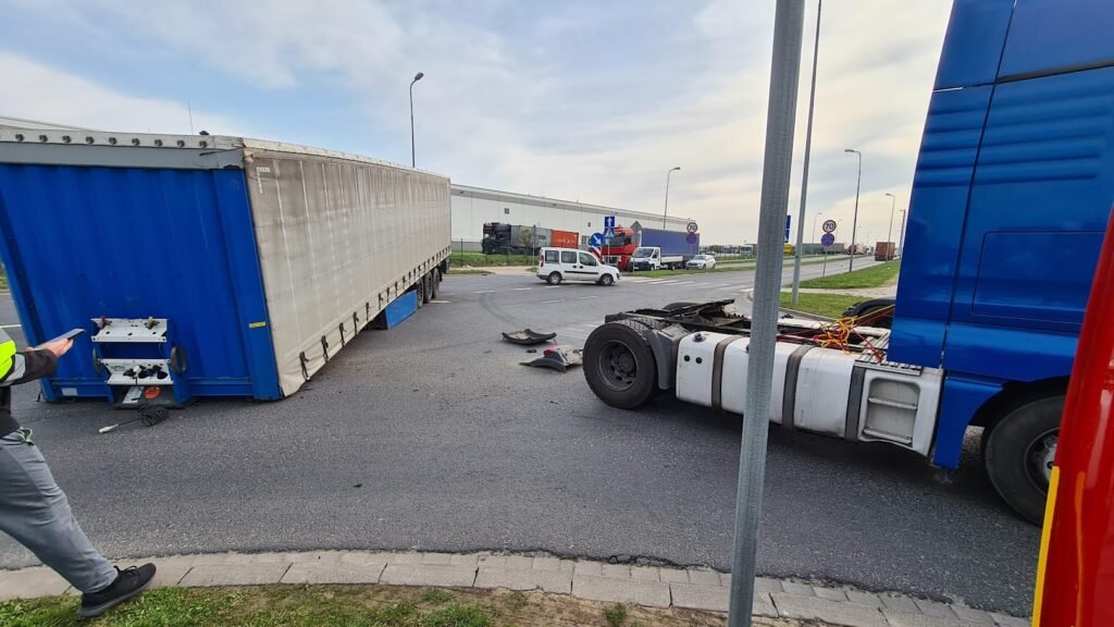 Zdjęcie przedstawiające nowoczesną lawetę podczas holowania samochodu w Kątach Wrocławskich, zapewniającą profesjonalną i szybką obsługę.