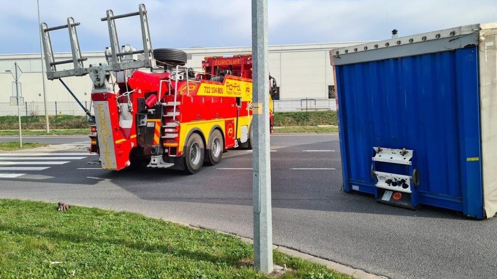 Samochód na lawecie podczas usługi holowania w Kątach Wrocławskich – profesjonalna pomoc na drodze.