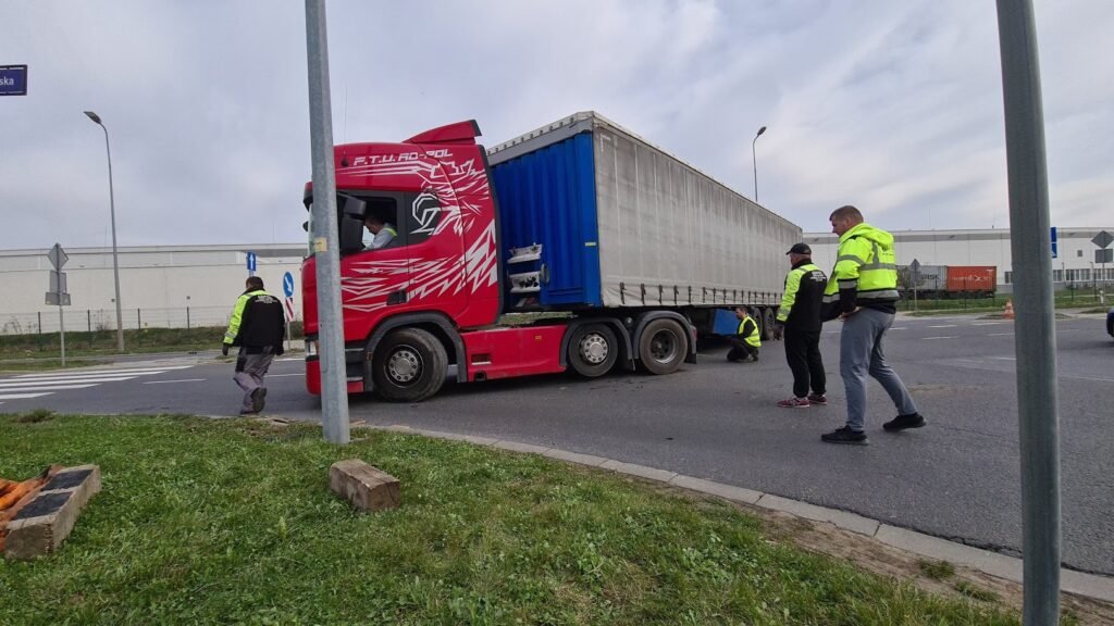 Nowoczesna laweta w akcji na drodze w Kątach Wrocławskich – szybka i niezawodna pomoc dla Twojego pojazdu.