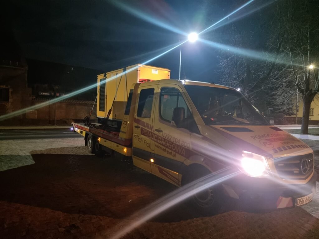 Profesjonalna laweta Kąty Wrocławskie podczas transportu samochodu osobowego, gwarantująca szybki i bezpieczny przewóz auta.