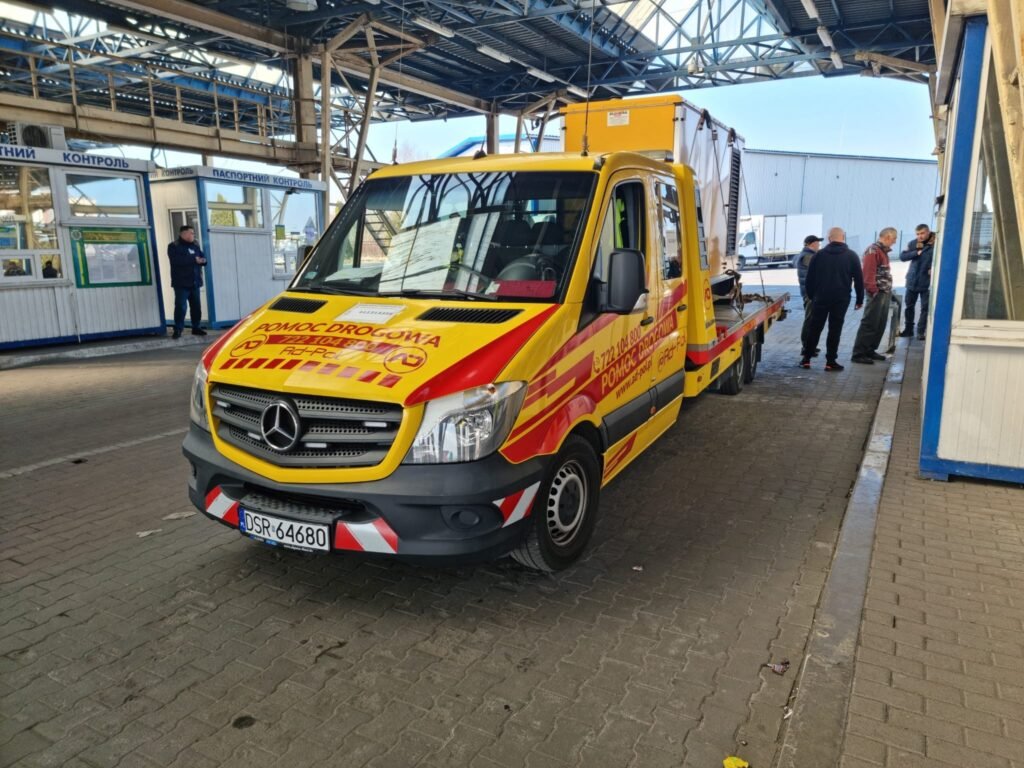 Laweta i ekipa pomocy drogowej Kąty Wrocławskie pomagają kierowcy na zaśnieżonej drodze