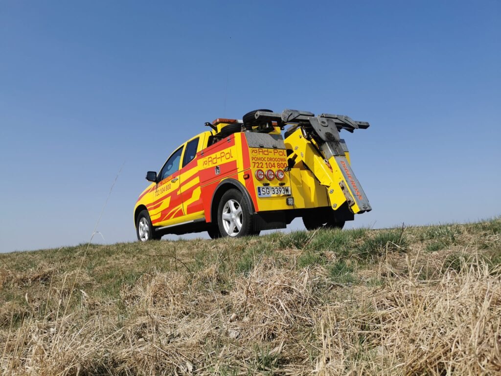 Profesjonalna laweta Kąty Wrocławskie podczas usuwania samochodu po kolizji drogowej – szybka i bezpieczna pomoc na miejscu zdarzenia.