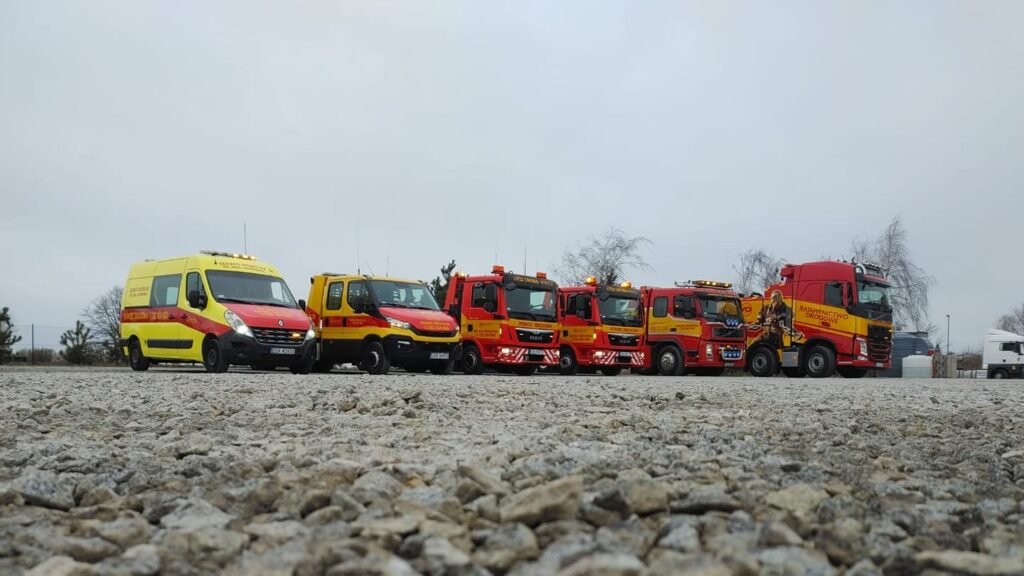 Profesjonalna pomoc drogowa Kąty Wrocławskie podczas holowania pojazdu firmowego na trasie.