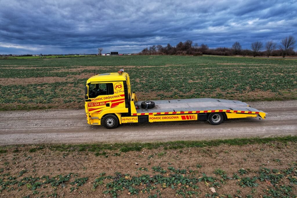 Nowoczesna laweta Kąty Wrocławskie holująca samochód podczas pomocy drogowej dla kierowców i lokalnych firm.