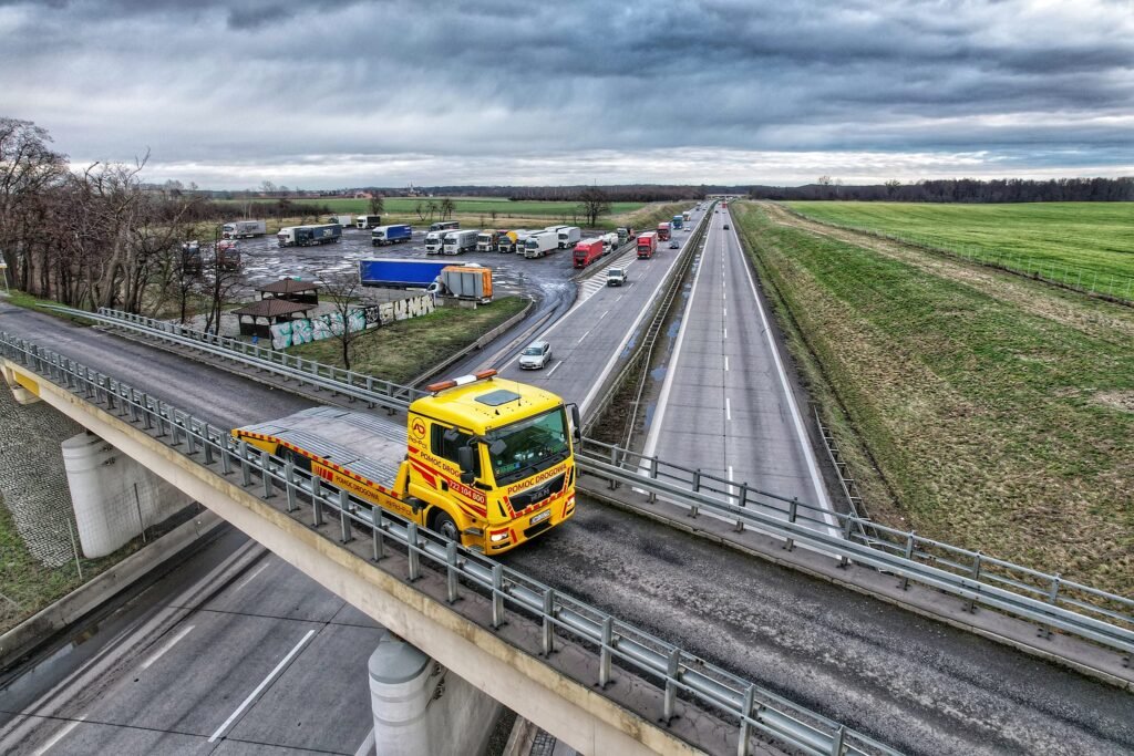 Holowanie Kąty Wrocławskie realizowane przez lawetę podczas transportu niesprawnego pojazdu