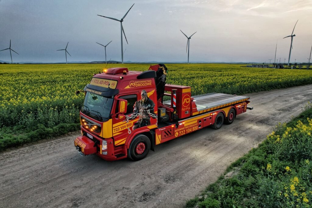 Profesjonalne holowanie Kąty Wrocławskie – laweta transportuje uszkodzony samochód po kolizji w okolicach Kątów Wrocławskich.