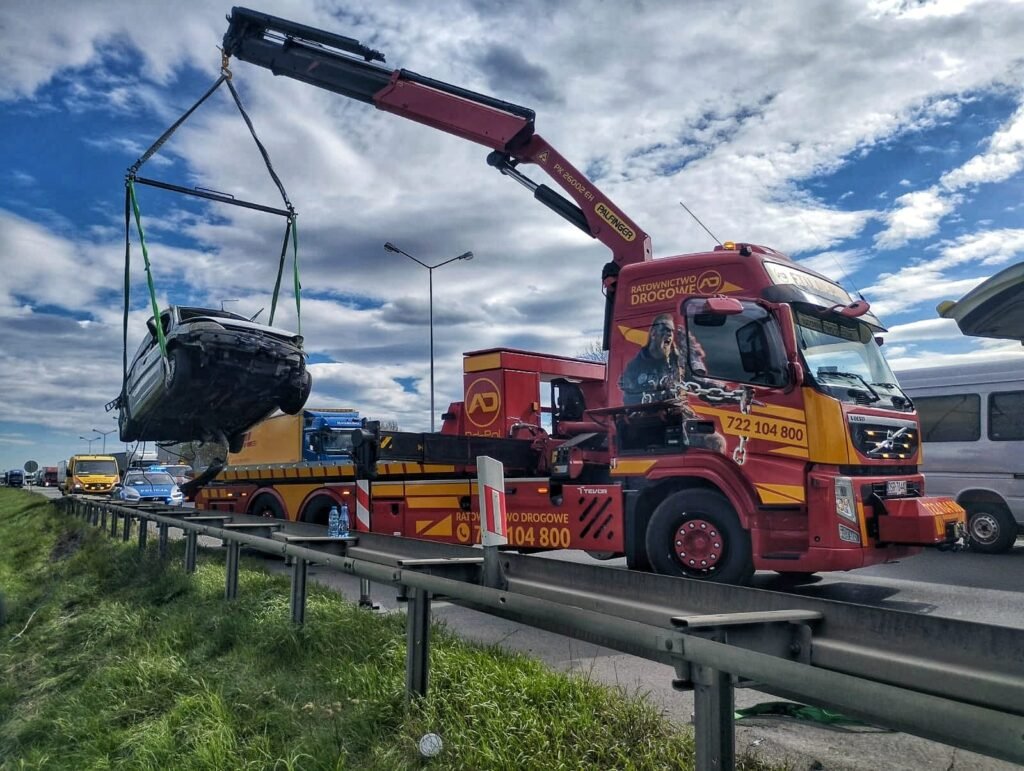 Holowanie Kąty Wrocławskie – pomoc drogowa transportuje samochód osobowy na lawecie po awarii na drodze.