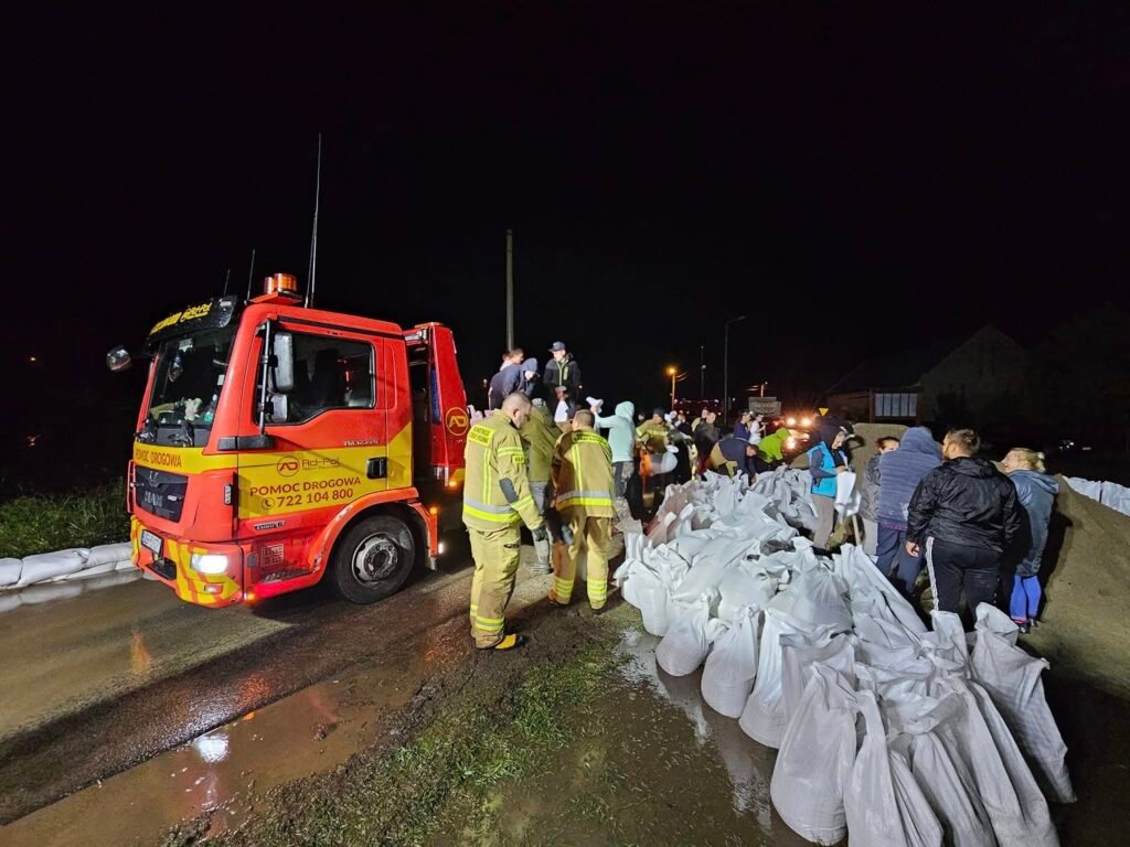 Nowoczesna laweta Kąty Wrocławskie transportuje uszkodzony samochód osobowy z miejsca awarii na drodze w okolicach Wrocławia.