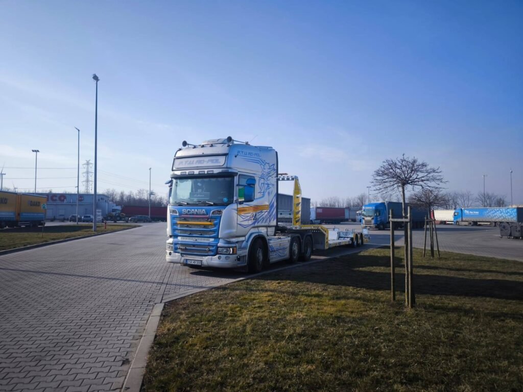 Laweta Kąty Wrocławskie transportuje uszkodzony samochód po awarii na drodze
