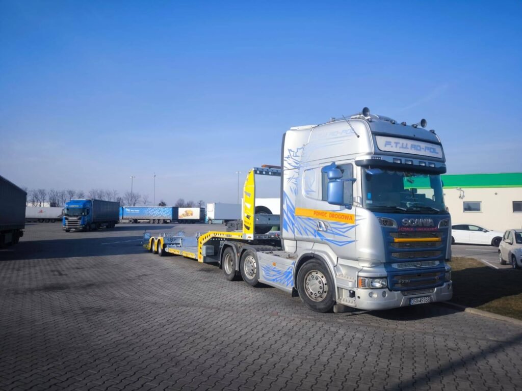 Holowanie Kąty Wrocławskie – laweta transportuje uszkodzony samochód po kolizji drogowej na drodze lokalnej